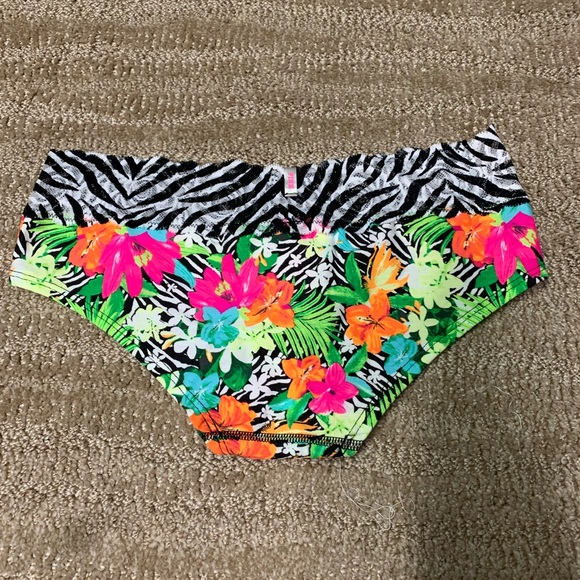 NWT VS Pink Underwear - Picture 2 of 3